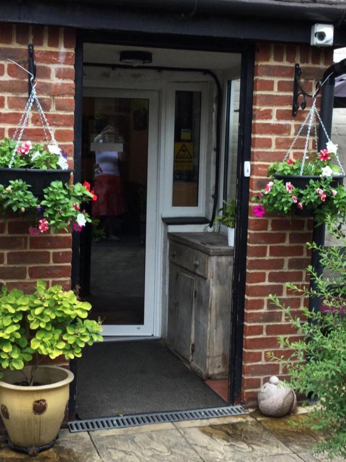 The Bell Inn Salisbury Extérieur photo