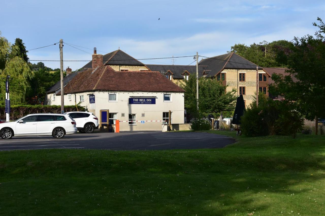 The Bell Inn Salisbury Extérieur photo