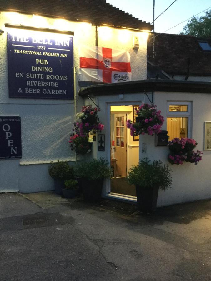 The Bell Inn Salisbury Extérieur photo