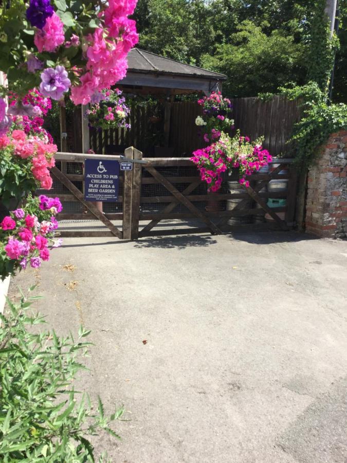 The Bell Inn Salisbury Extérieur photo
