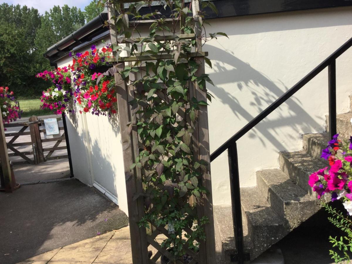 The Bell Inn Salisbury Extérieur photo