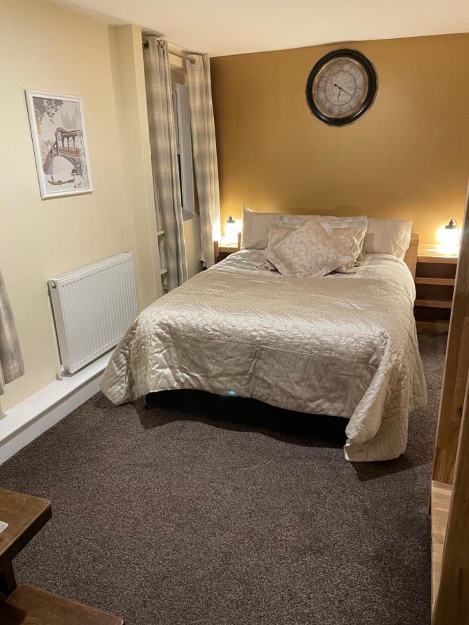 The Bell Inn Salisbury Extérieur photo