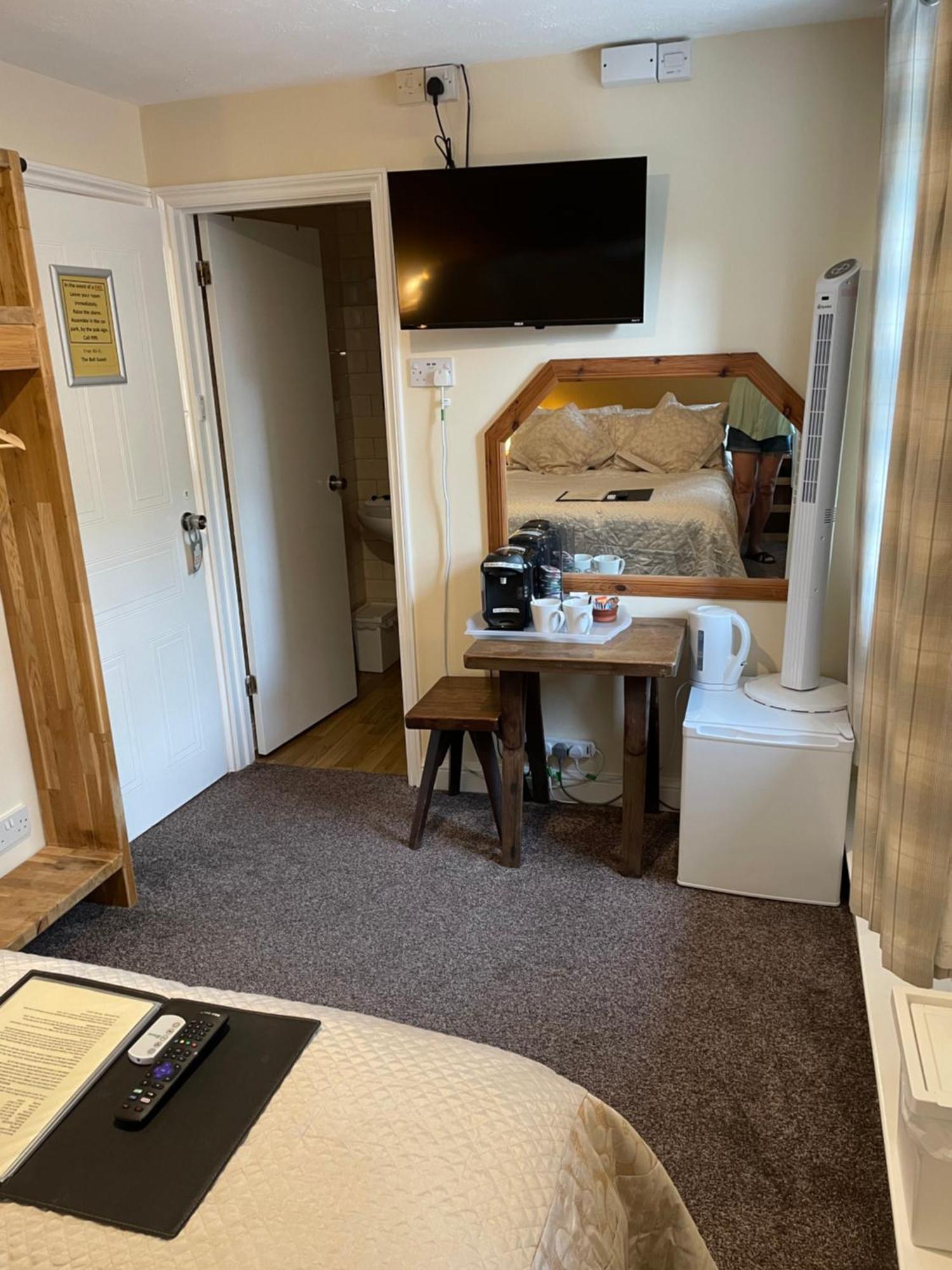 The Bell Inn Salisbury Extérieur photo