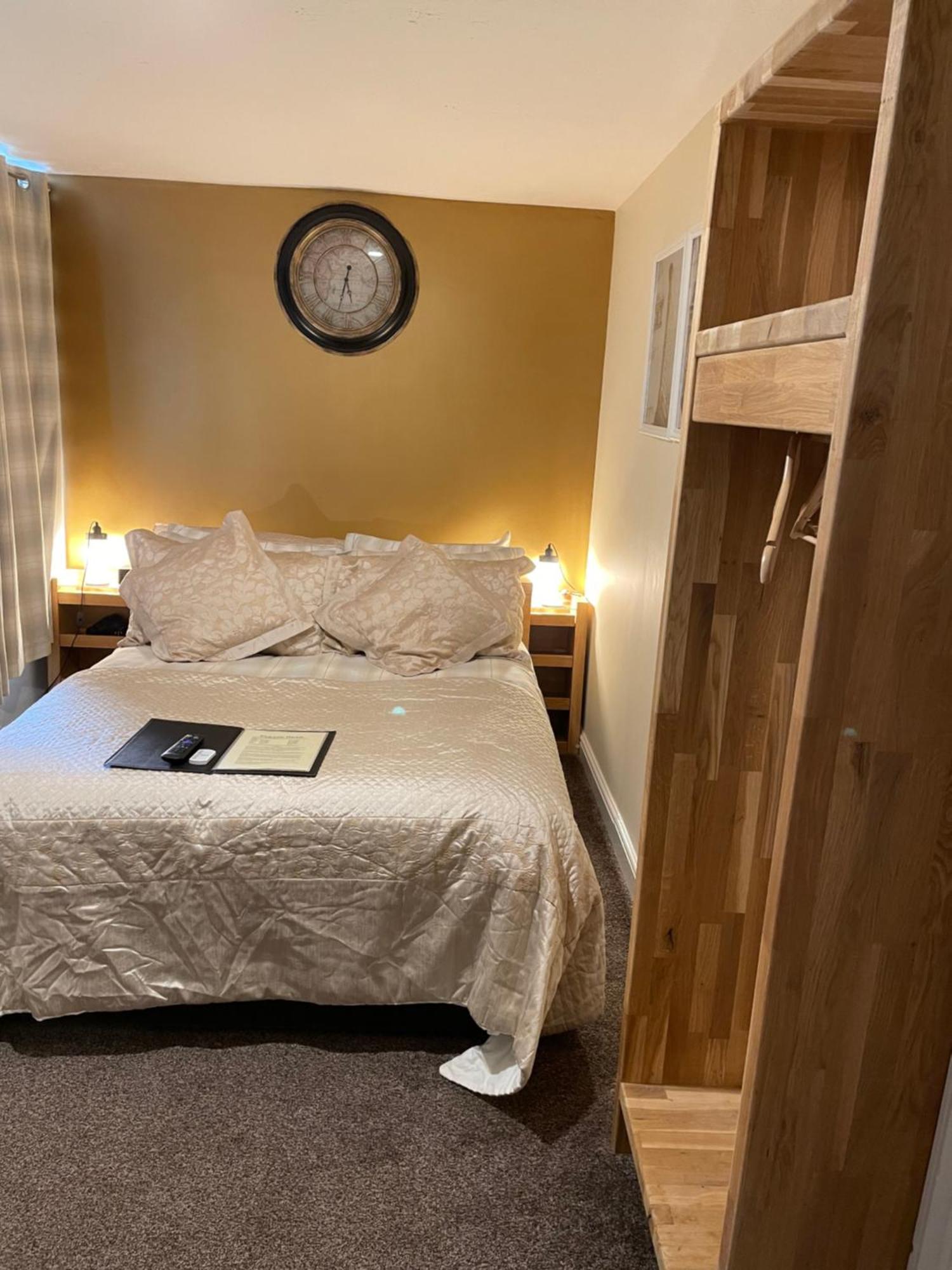 The Bell Inn Salisbury Extérieur photo