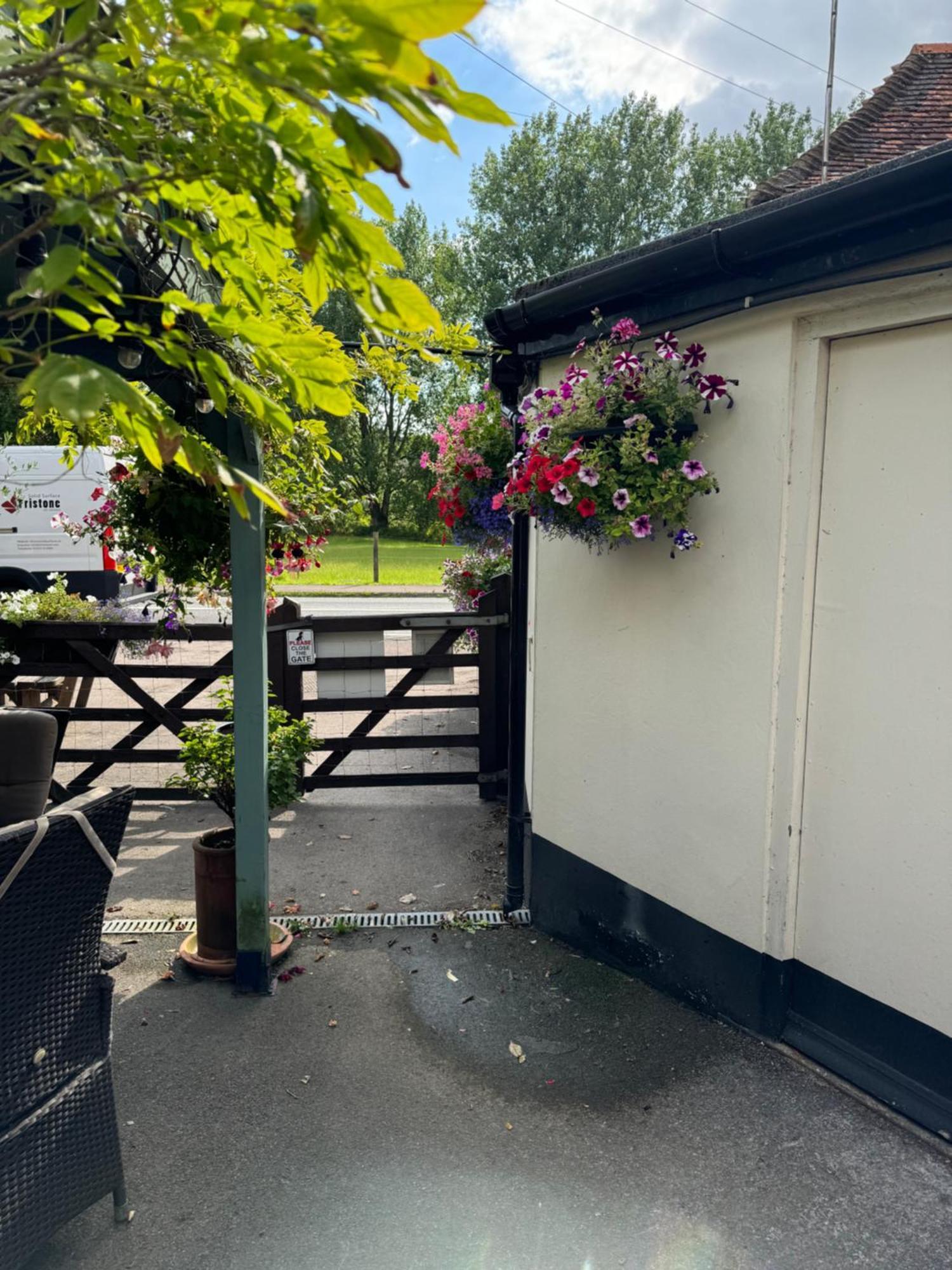 The Bell Inn Salisbury Extérieur photo